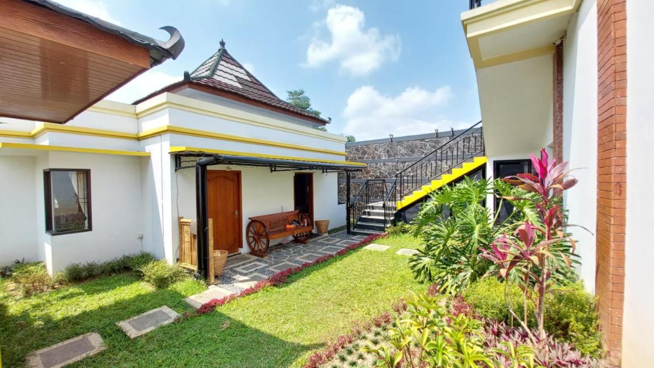 Pool Villa Saung Suluh Purwokerto Esterno foto